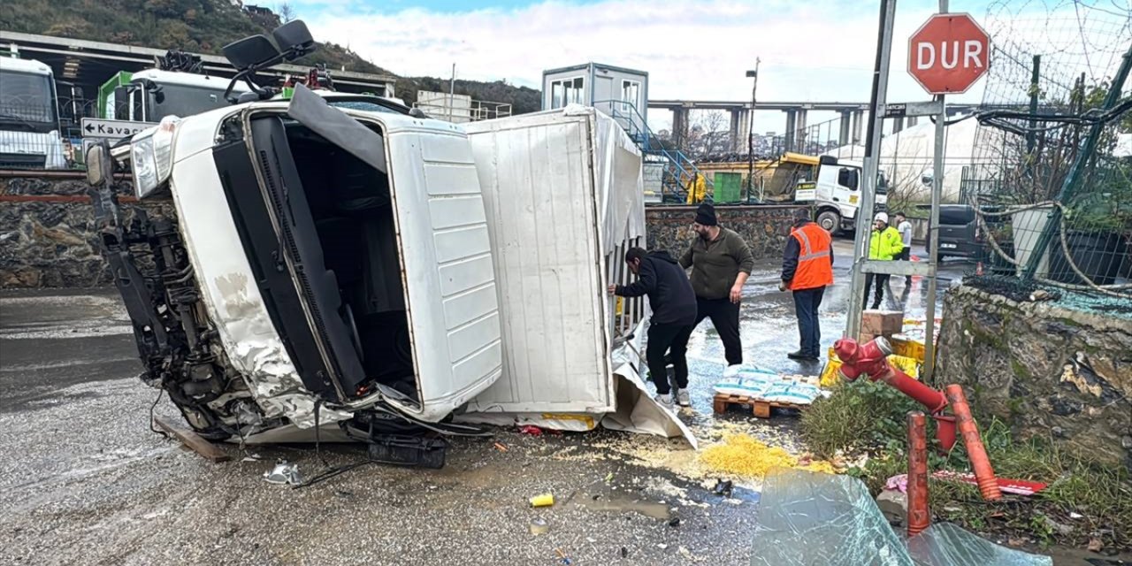 Beykoz'da devrilen kamyonetteki 2 kişi yaralandı