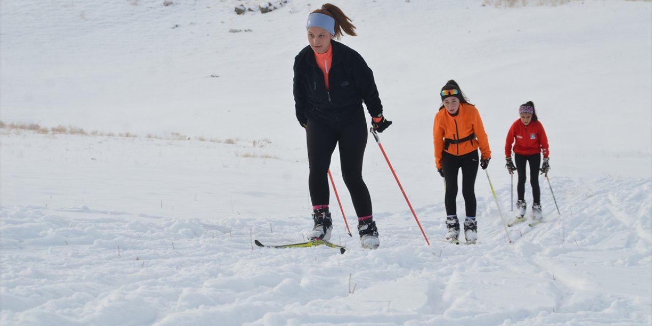 Hakkari'de milli takıma girme hayali kuran kayak sporcuları, çalışmalarını sürdürüyor