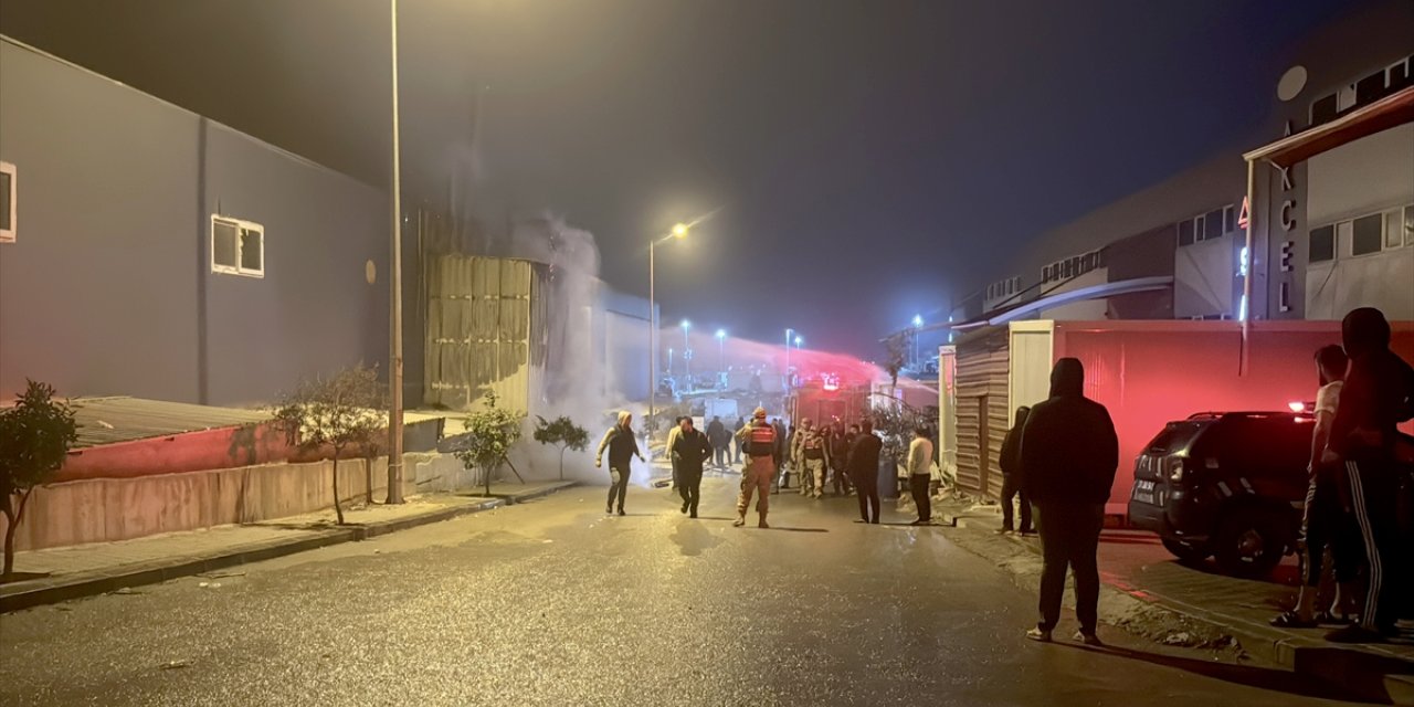 Hatay'da mobilya fabrikasında çıkan yangın kontrol altına alındı