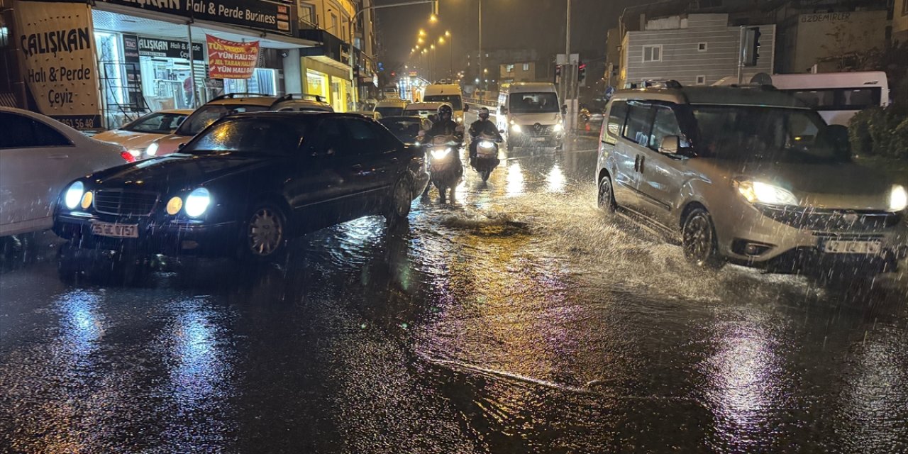 İzmir'de sağanak etkili oldu