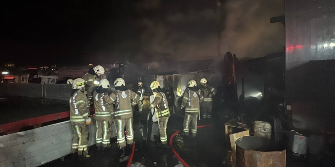 Beylikdüzü'nde tır garajında yangın çıktı