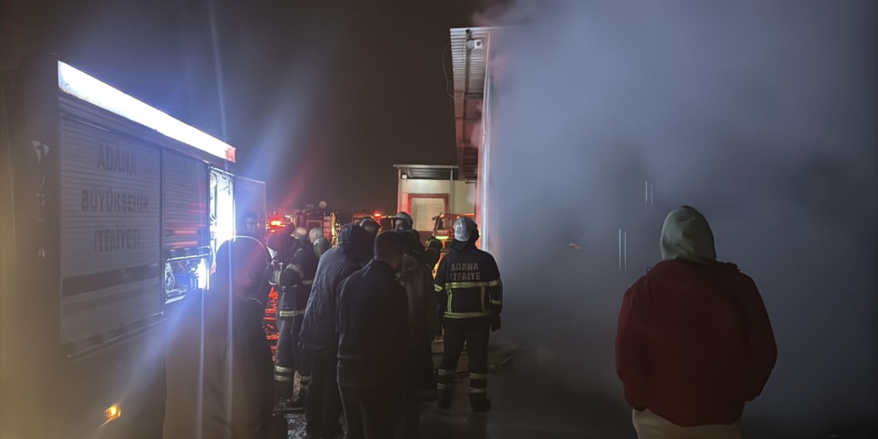 Adana'da tavuk çiftliği deposunda çıkan yangın hasara yol açtı