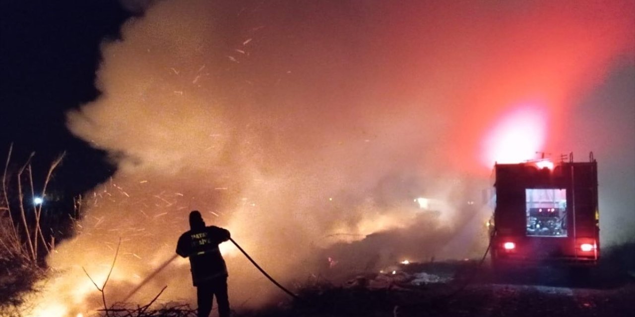 Hatay'da sazlık alanda çıkan yangın kontrol altına alındı