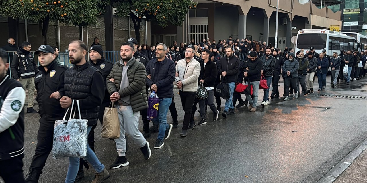 Mersin'deki "Zincir" operasyonunda yakalanan 114 şüpheli adliyeye sevk edildi