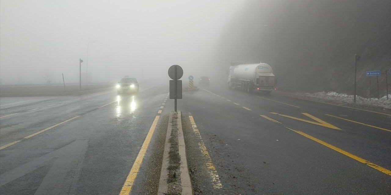 Bolu Dağı'nda sis görüş mesafesini düşürdü