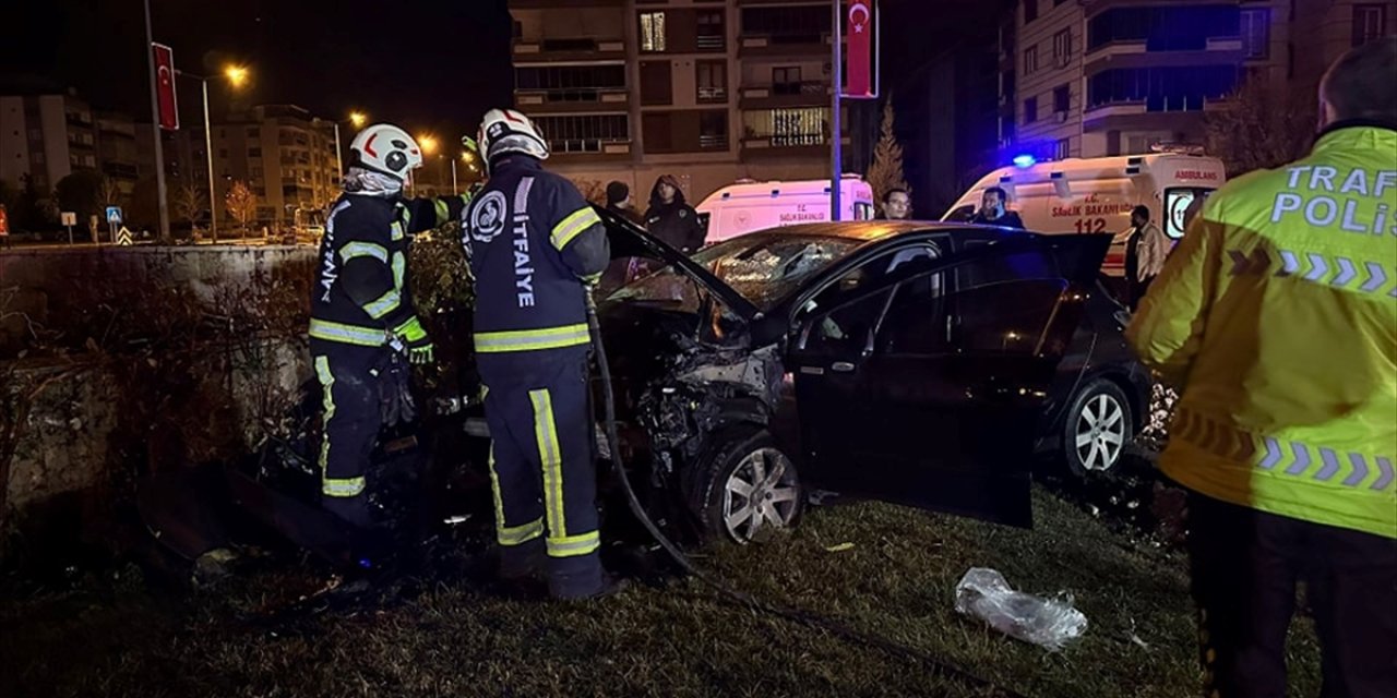 Denizli'de anıt duvarına çarpan otomobildeki 1 kişi öldü, 1 kişi yaralandı