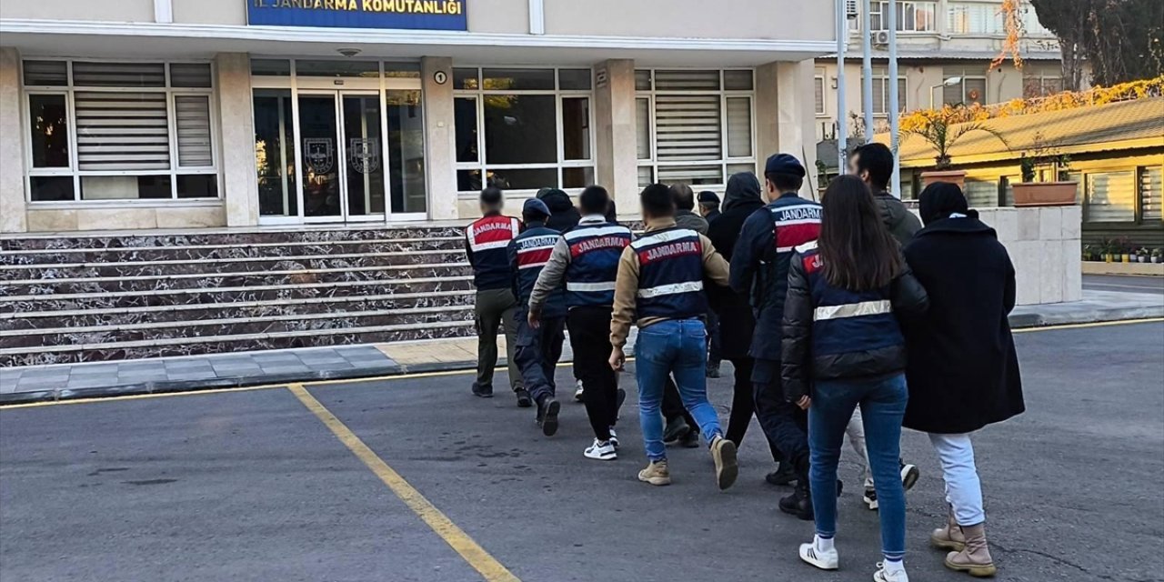 Mersin merkezli DEAŞ operasyonunda yakalanan 7 zanlıdan 6'sı tutuklandı