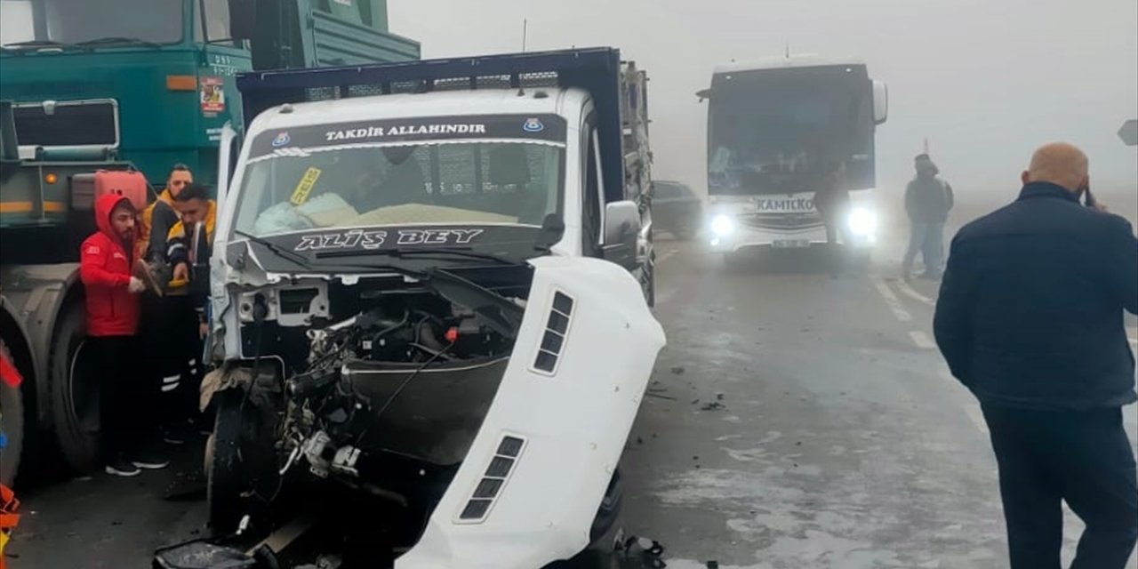 Siirt'te üç aracın karıştığı trafik kazasında 3 kişi yaralandı