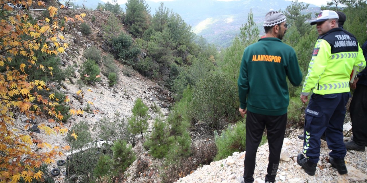 Alanya'da uçuruma yuvarlanan kamyonetteki çocuk öldü, babası ağır yaralandı