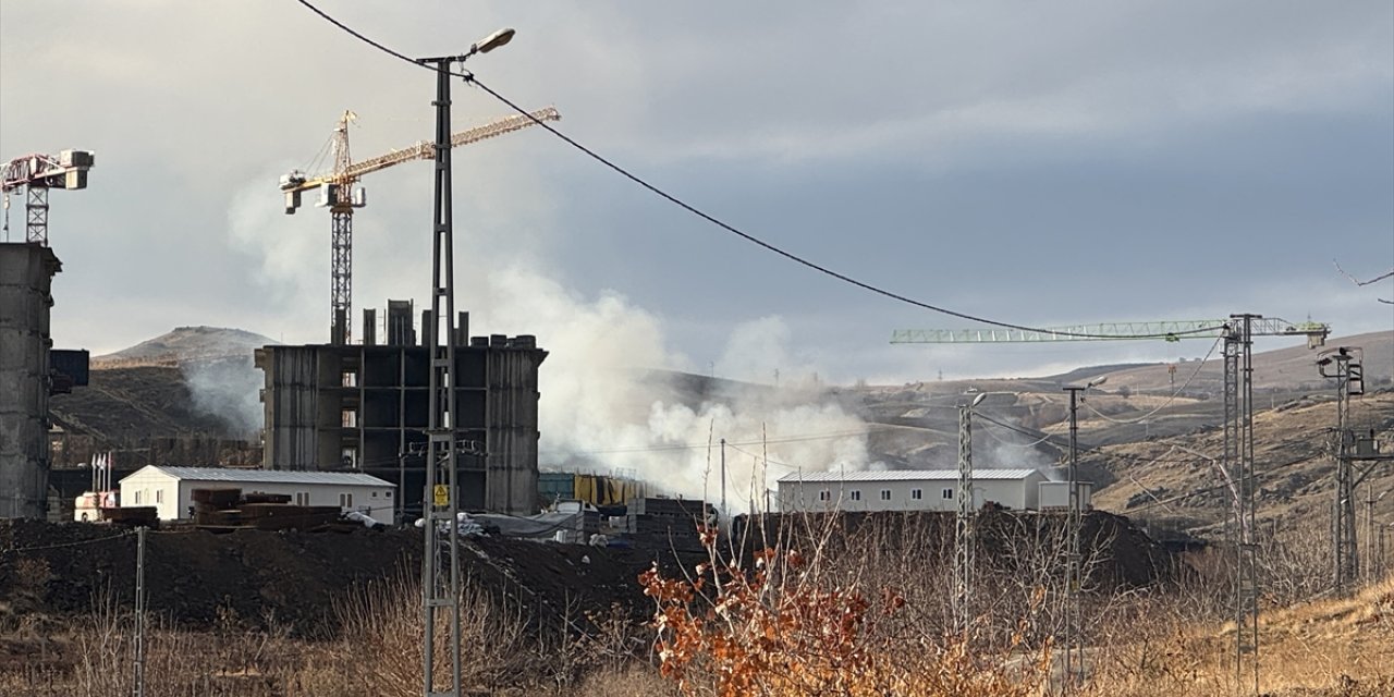 Elazığ'da işçilerin kaldığı konteynerlerde çıkan yangında 2 işçi yaralandı, 1 işçi dumandan etkilendi