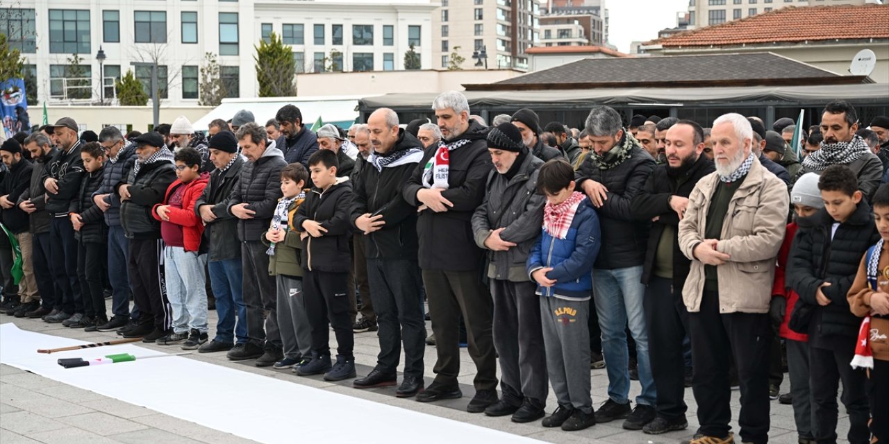 İstanbul'da, İsrail'in saldırılarında hayatını kaybeden Filistinliler için gıyabi cenaze namazı kılındı