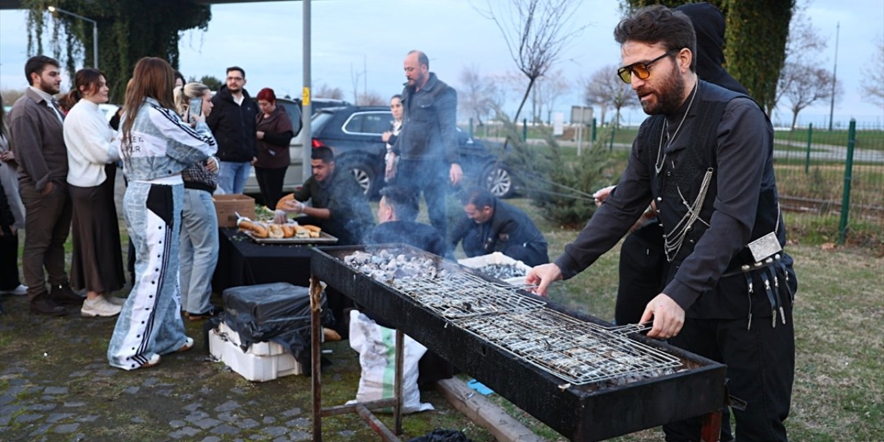 Samsun'da ihtiyaç sahibi çocuklar için düzenlenen şenlikte 300 kilogram hamsi dağıtıldı