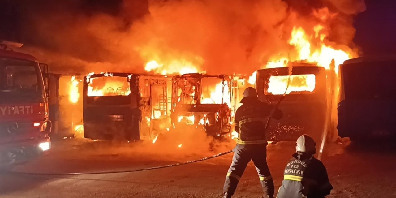 Burdur'da çıkan yangında 6 özel halk otobüsü zarar gördü