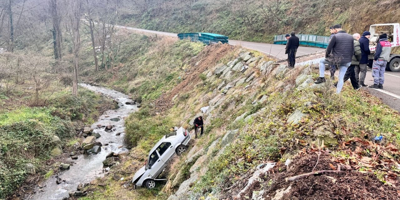 Trabzon'da dere yatağına devrilen otomobildeki 4 kişi yaralandı