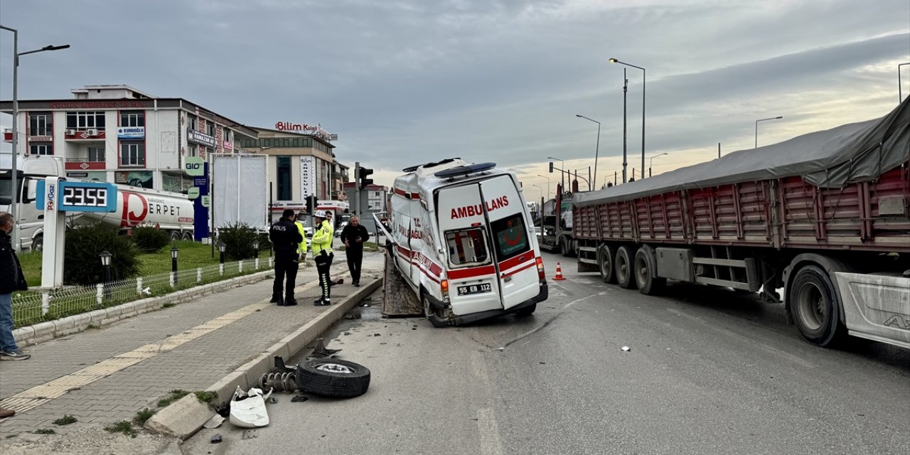 Samsun'da tırla çarpışan ambulansın şoförünün yaralandığı kaza güvenlik kamerasında