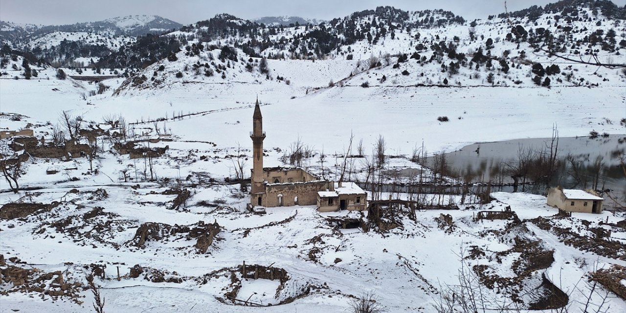 Sivas'ta baraj altında kalan köy, sular çekilince karla kaplandı