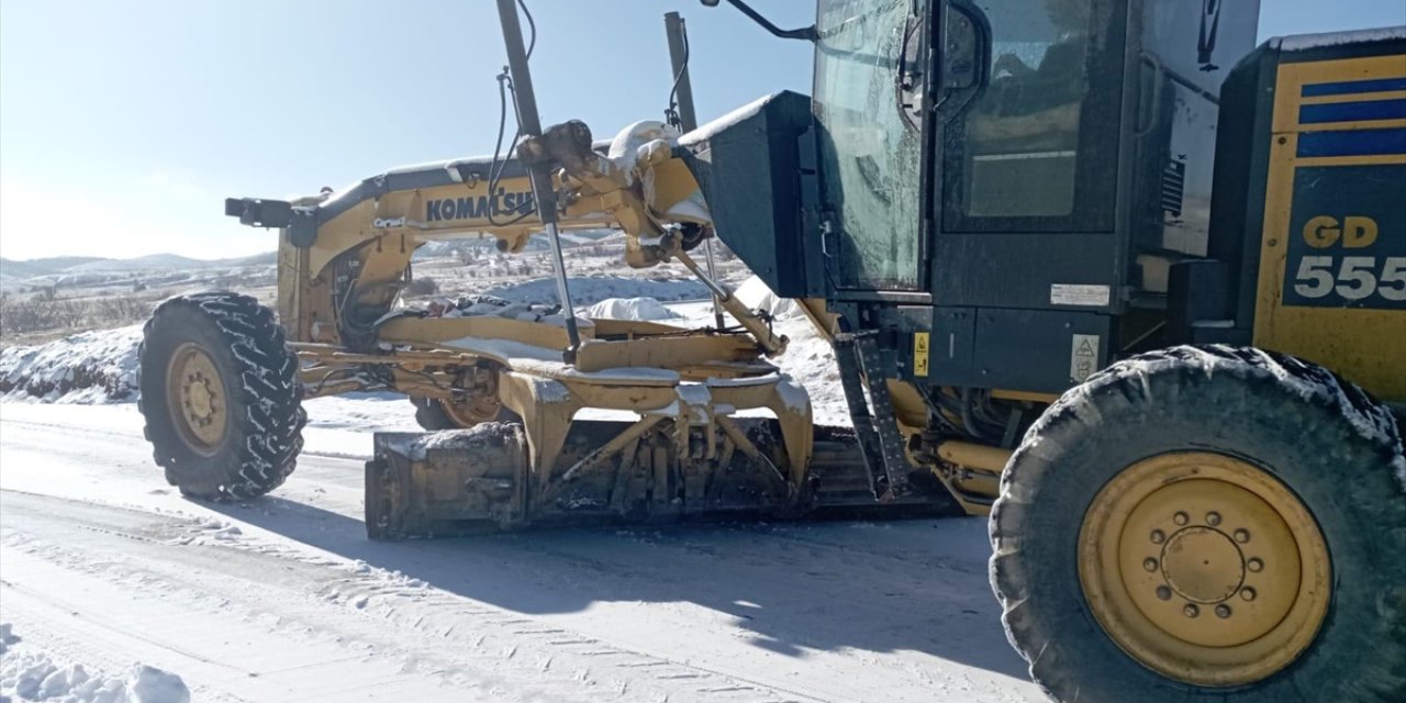 Elazığ'da kardan kapanan 27 köy yolu ulaşıma açıldı