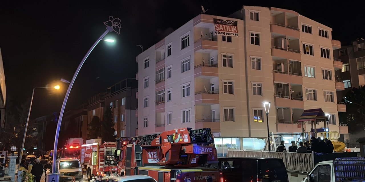 Samsun'da 5 katlı binanın çatısında çıkan yangın maddi hasara neden oldu