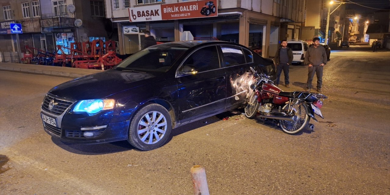 Samsun’da otomobille çarpışan motosikletteki 2 kişi yaralandı