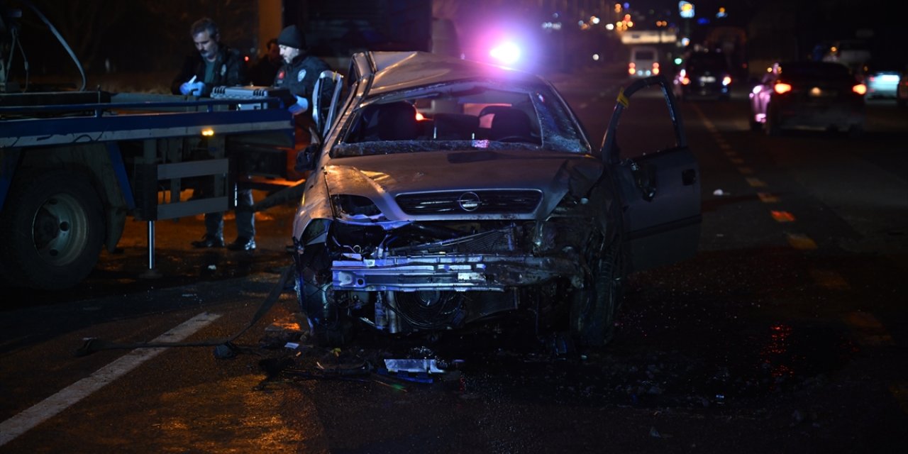 Başkentte otomobilin refüje çarpması sonucu 1 kişi öldü, 2 kişi yaralandı