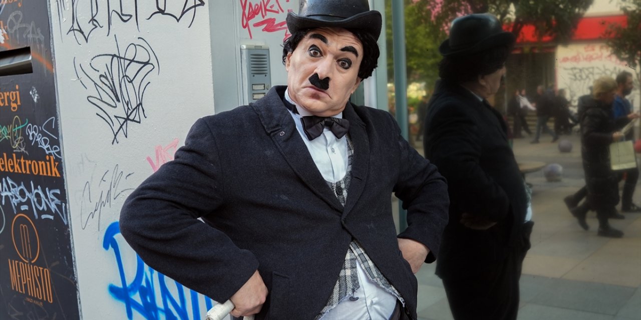 Charlie Chaplin'in ünlü "Şarlo" karakteriyle Kadıköy sokaklarında neşe saçıyor