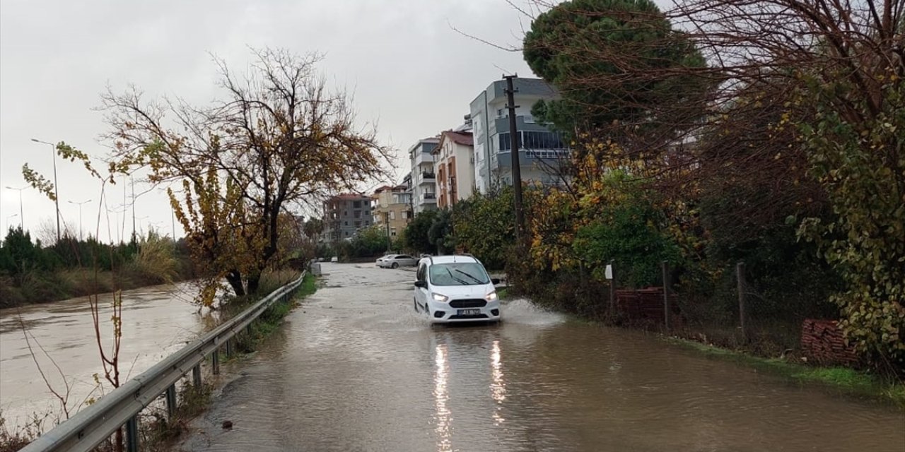 Manavgat'ta şiddetli yağış su baskınlarına neden oldu