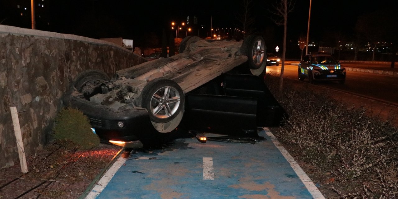 Yozgat'ta devrilen otomobildeki 3 kişi yaralandı