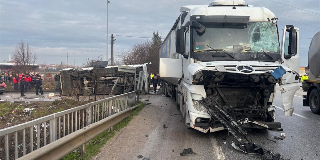 Balıkesir'de okul servisi ile tırın çarpışması sonucu 26 kişi yaralandı