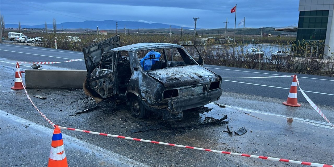 Manisa'da bariyere çarptıktan sonra yanan otomobildeki karı koca öldü