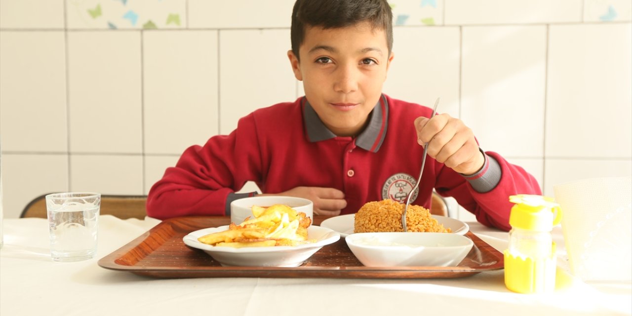 İlk yardım eğitimi alan öğretmen, yemek yerken nefes borusu tıkanan öğrencisini kurtardı