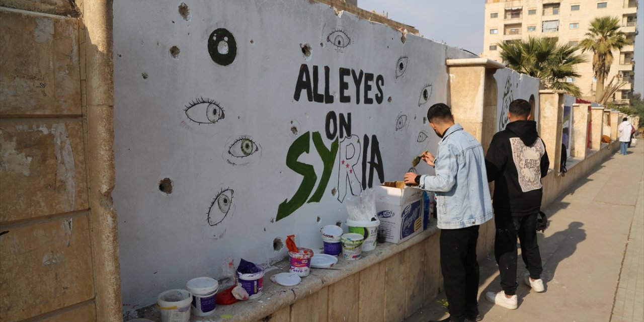 Suriye'de Deyrizorlu gençler, çizdikleri grafitilerle kentteki Baas rejiminin izlerini siliyor