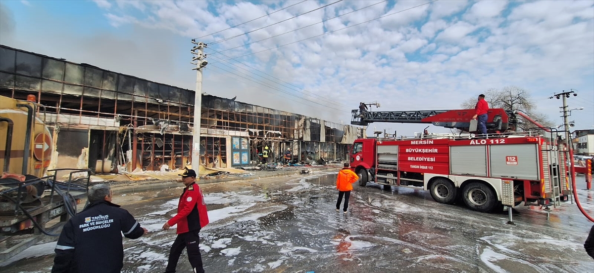 Mersin'de çıkan yangın 2 markette hasara neden oldu