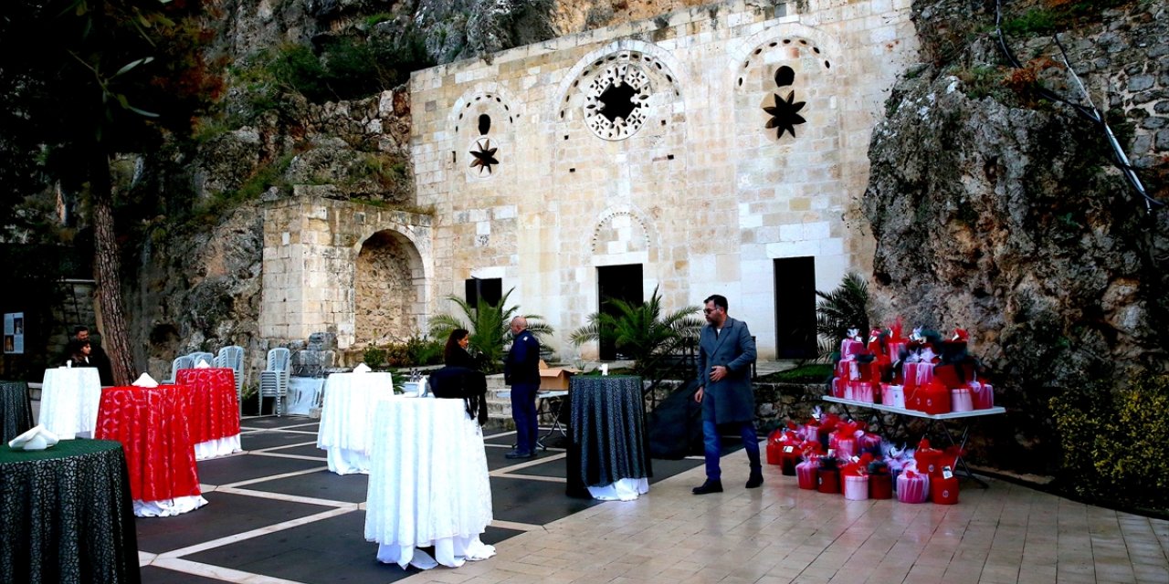 Hatay'da St. Pierre Kilisesi'nde Noel ayini yapıldı