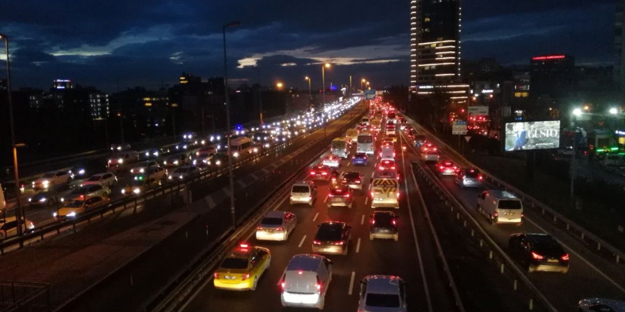 İstanbul'da trafik yoğunluğu akşam saatlerinde yüzde 80'e çıktı