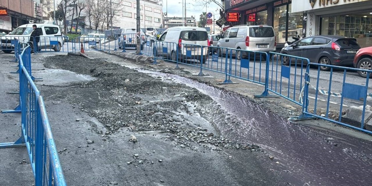 Güngören'de daha önce çöken yolda bu kez de kanalizasyon borusu patladı