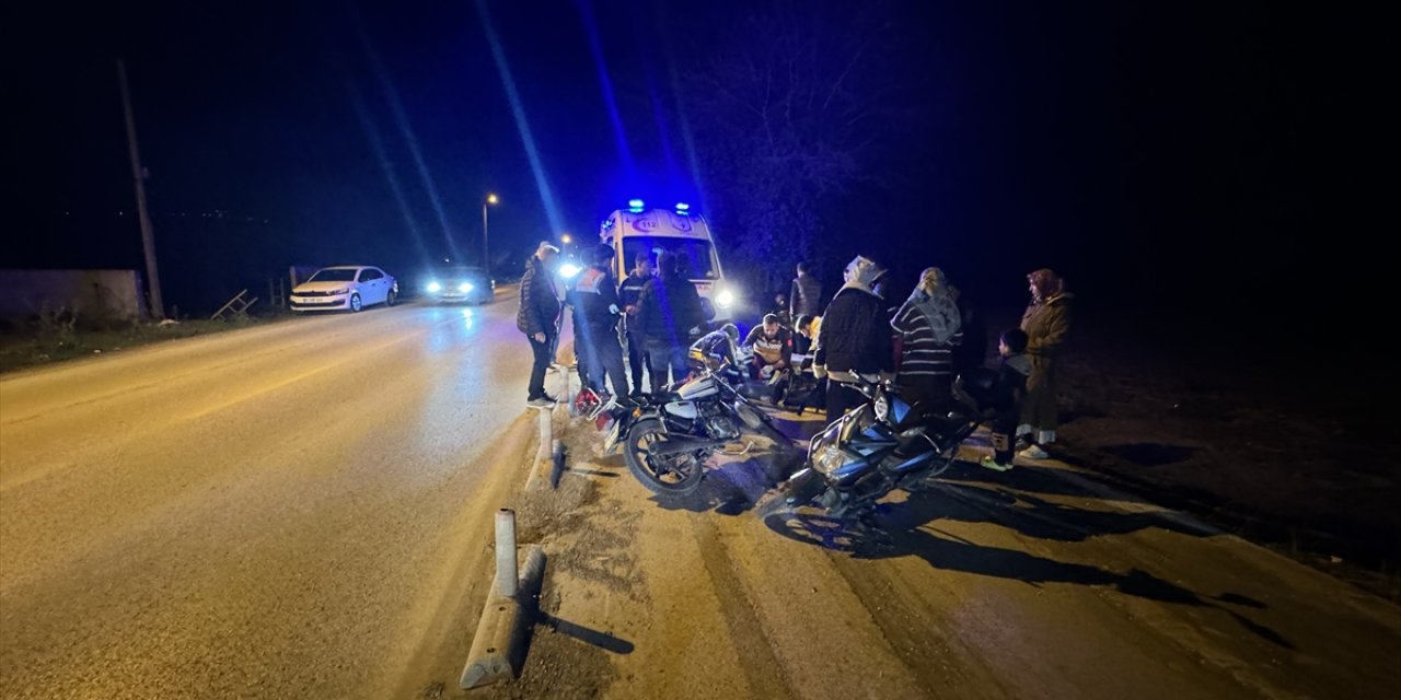 Düzce'de motosikletle elektrikli bisikletin çarpıştığı kazada 2 kişi yaralandı