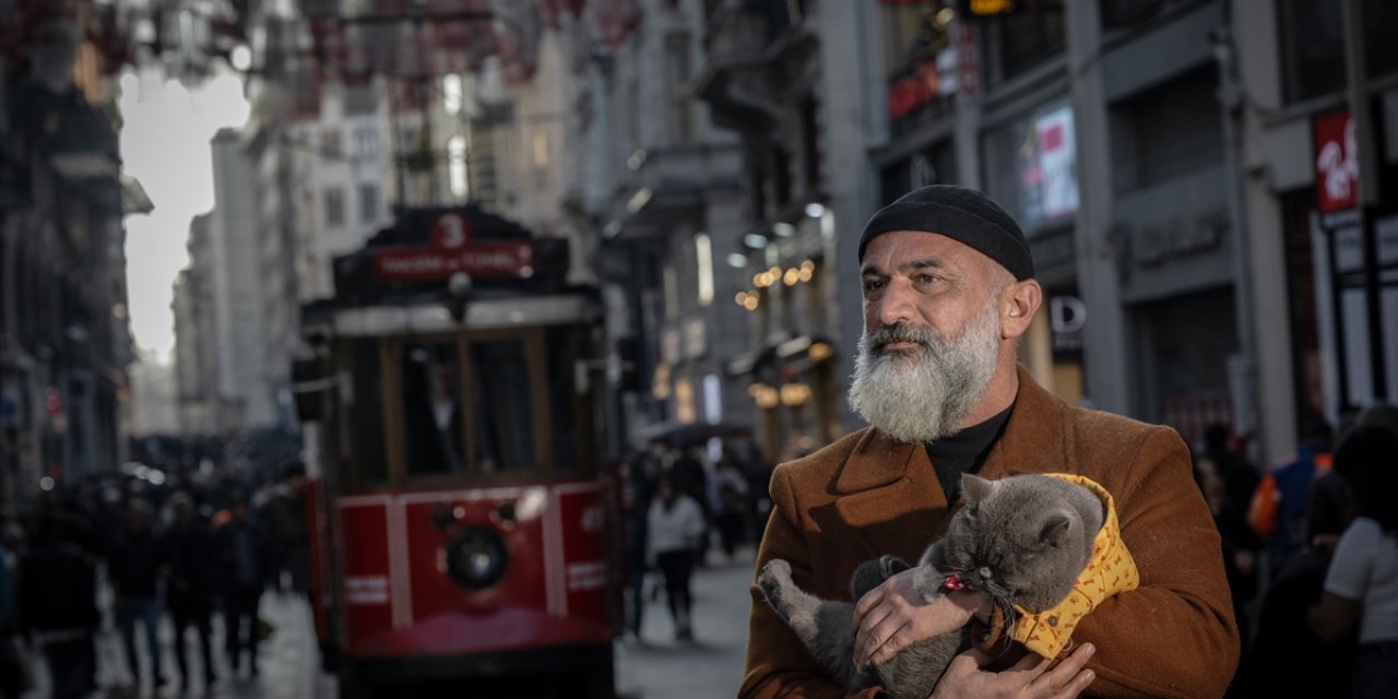 Sahibinin omzunda taşıyarak gezdirdiği kedi adeta İstanbul'un seyyahı oldu