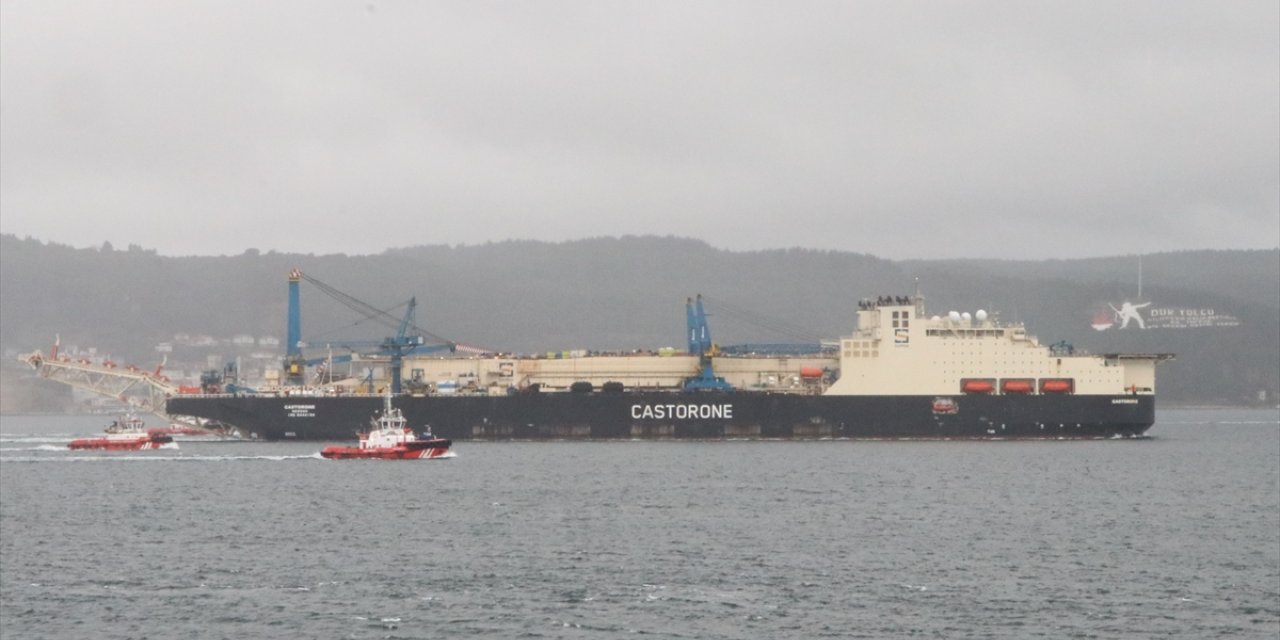 Derin denizde boru indirme gemisi "Castorone" Çanakkale Boğazı'ndan geçti