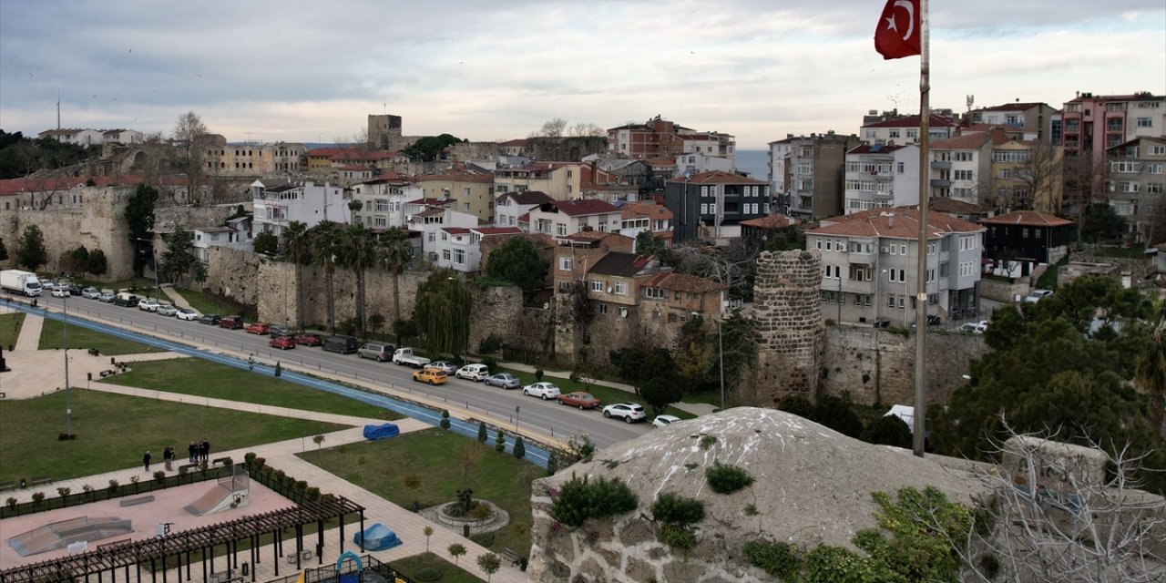 Tarihi Sinop Kalesi, üzerindeki "kalekondu"lardan kurtarılacak