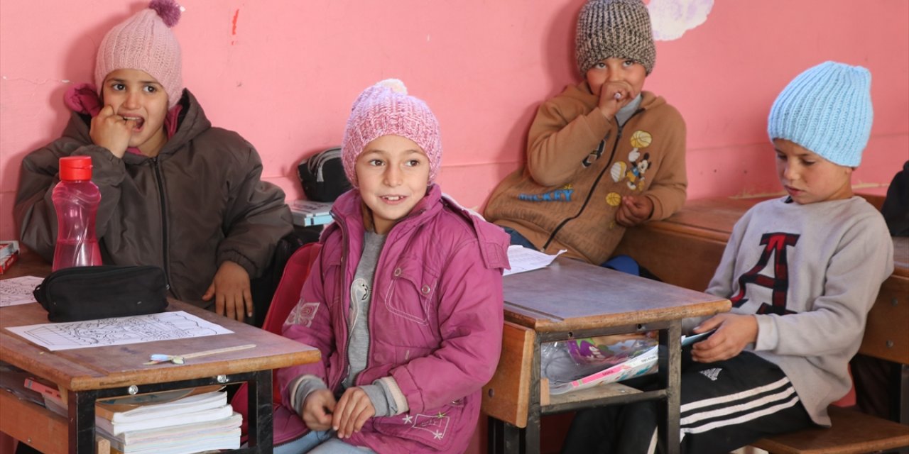 Bilecikli hayırseverin ördüğü bereler, bu yıl Siirt'teki öğrencileri ısıtıyor