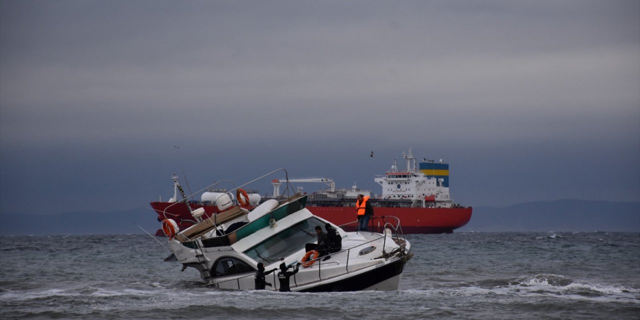 Tekirdağ'da fırtına nedeniyle su alarak yan yatan teknedeki 2 kişi kurtarıldı