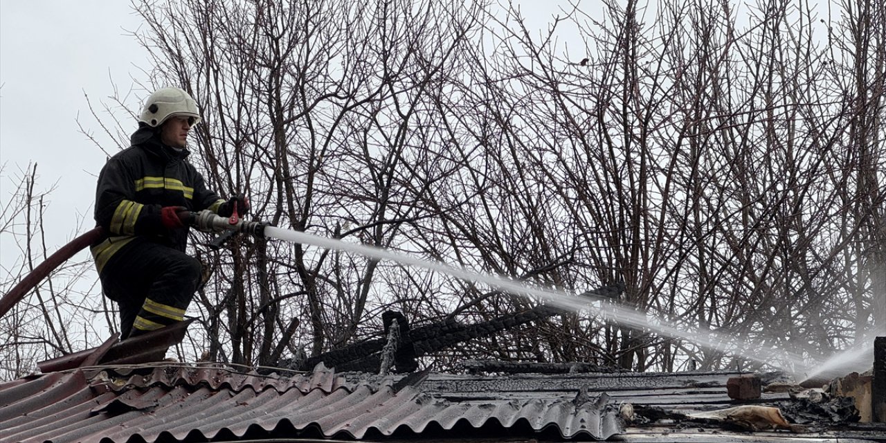 Edirne'de çıkan yangında ev kullanılamaz hale geldi