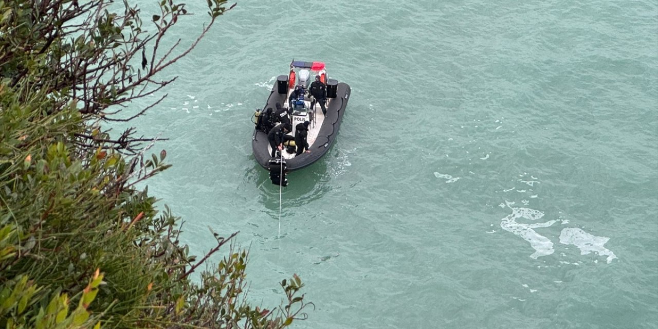 Antalya'da otomobille falezlerden denize düşüp kaybolan kişiyi arama çalışmaları sürüyor