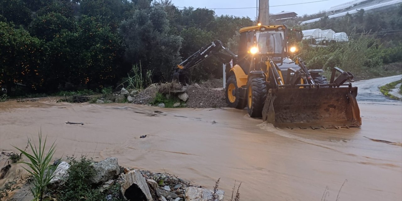 GÜNCELLEME - Antalya'da sağanak ve yüksek kesimlerde kar etkisini sürdürüyor