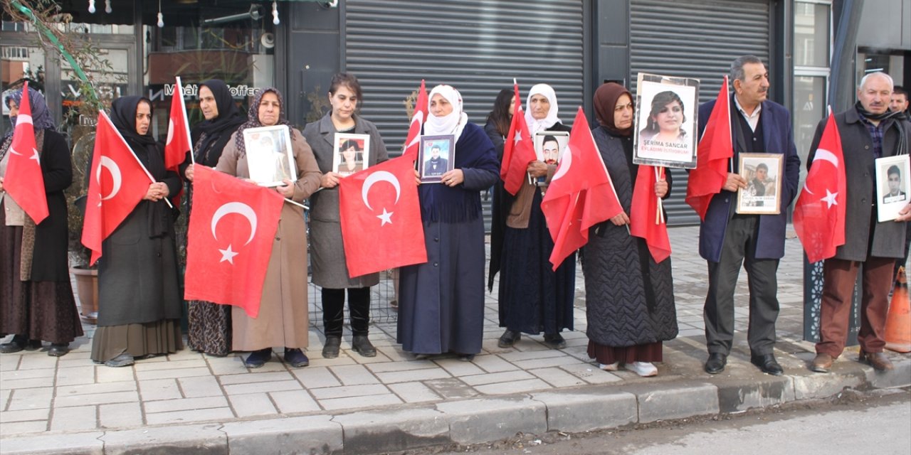 Vanlı aileler, DEM Parti İl Başkanlığı önündeki eylemlerini sürdürdü