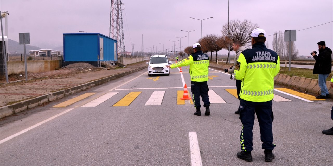 Muş'ta jandarma ekipleri "zorunlu kış lastiği" denetimi yaptı