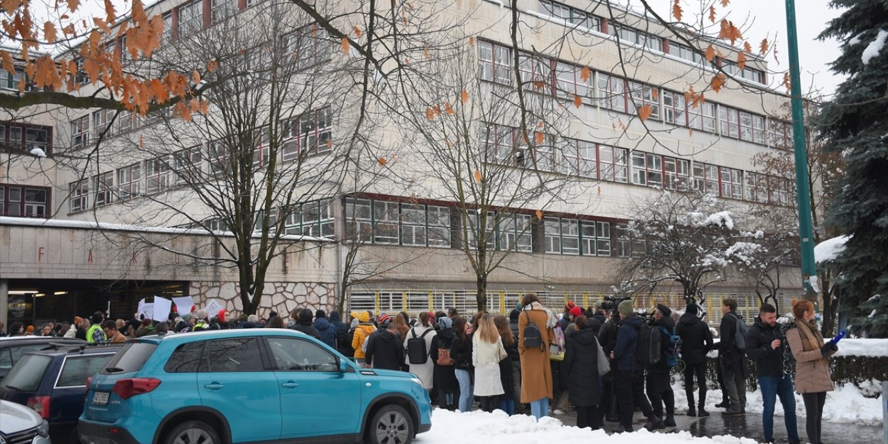 Bosna Hersekli öğrencilerden, Sırbistan'da tren istasyonundaki olayı protesto eden Sırp öğrencilere destek