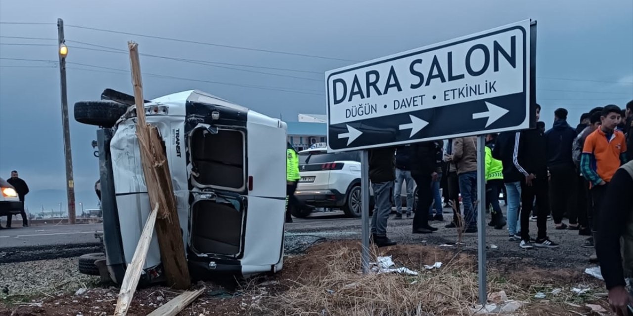 Mardin'de öğrenci servisi ile cip çarpıştı, 11 kişi yaralandı