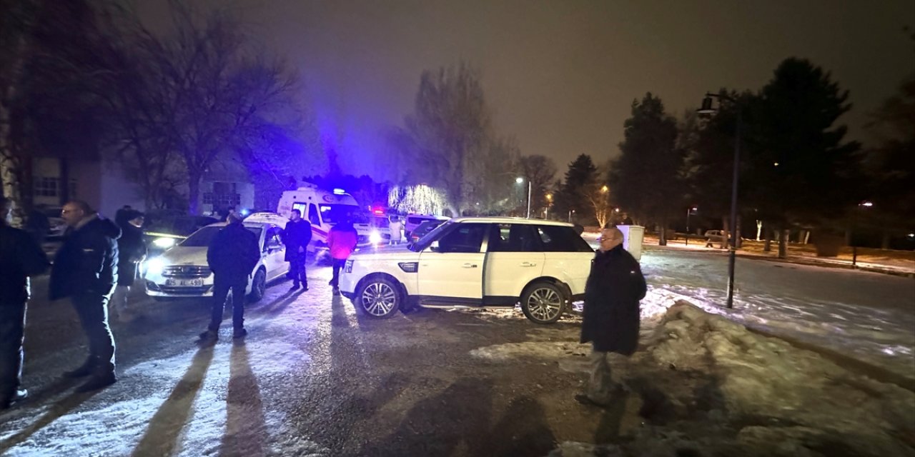 Erzurum'da kızını üniversiteden almaya giden baba araçta beklerken hayatını kaybetti