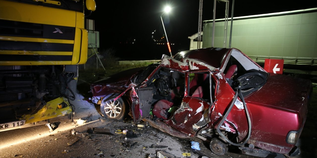 Edirne'de tırla çarpışan otomobilin sürücüsü ağır yaralandı